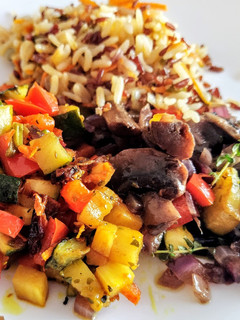 Foto de Cogumelos e legumes salteados com arroz vermelho