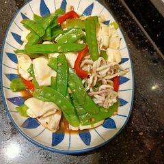 A picture of Stir Fry Squid with Flat Green Beans.