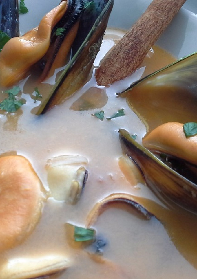 Una foto de Sopa de mejillones a la canela