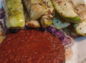 Una foto de Zucchini al zaatar (vegano)