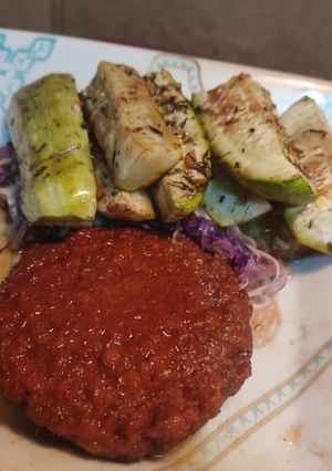 Una foto de Zucchini al zaatar (vegano)