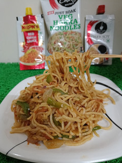 વેજ હક્કા નુડલ્સ (Veg Hakka Noodles Recipe In Gujarati) રેસીપી મુખ્ય ફોટો