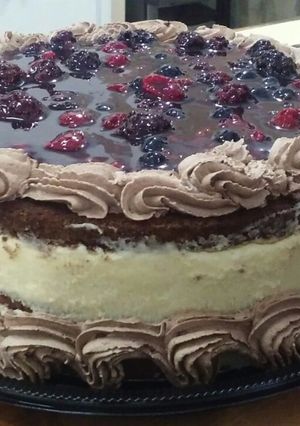 Una foto de Mousse de chocolate con salsa de frutos rojos