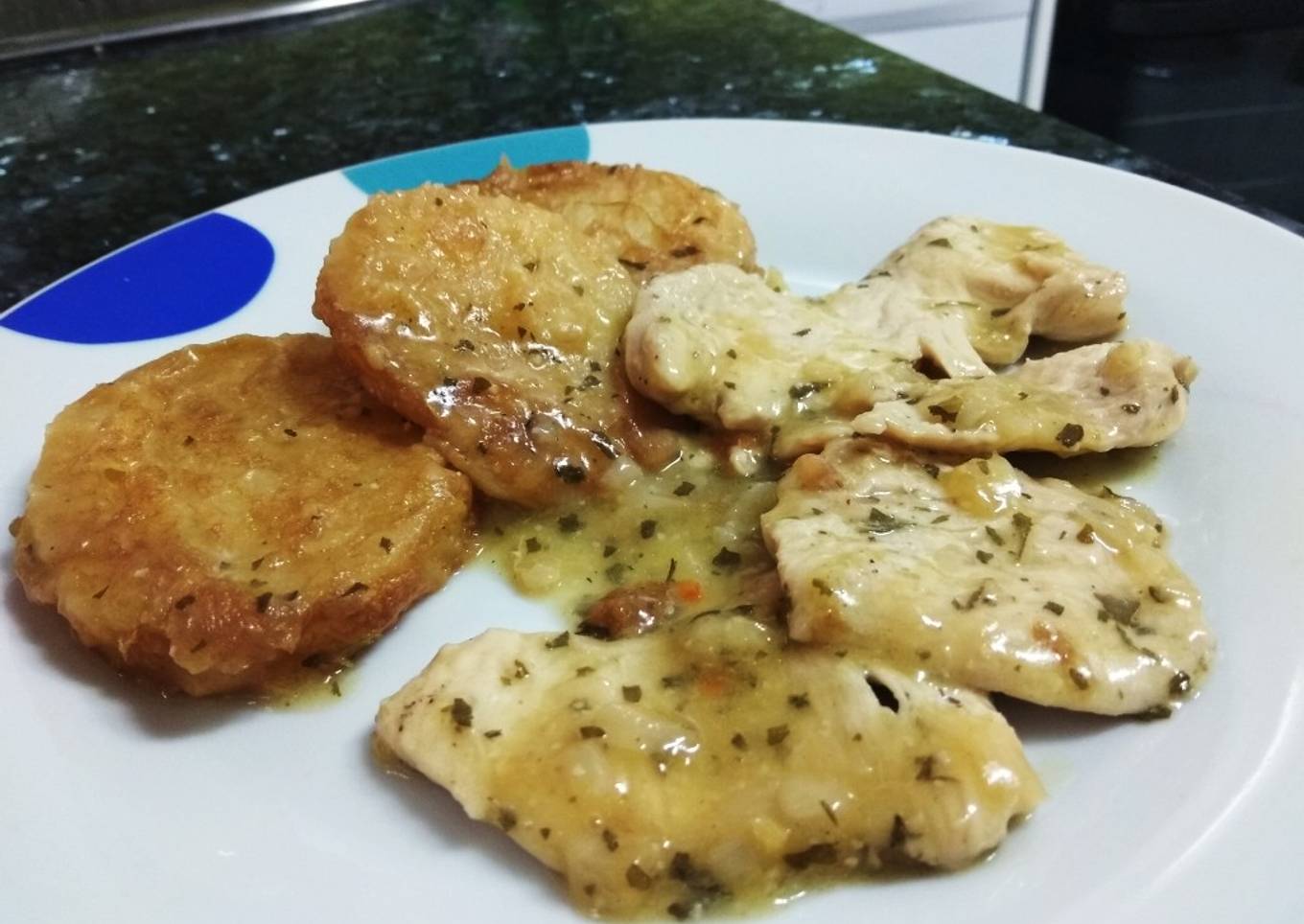 Patatas a la importancia con pechugas de pollo