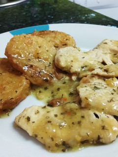 Una foto de Patatas a la importancia con pechugas de pollo