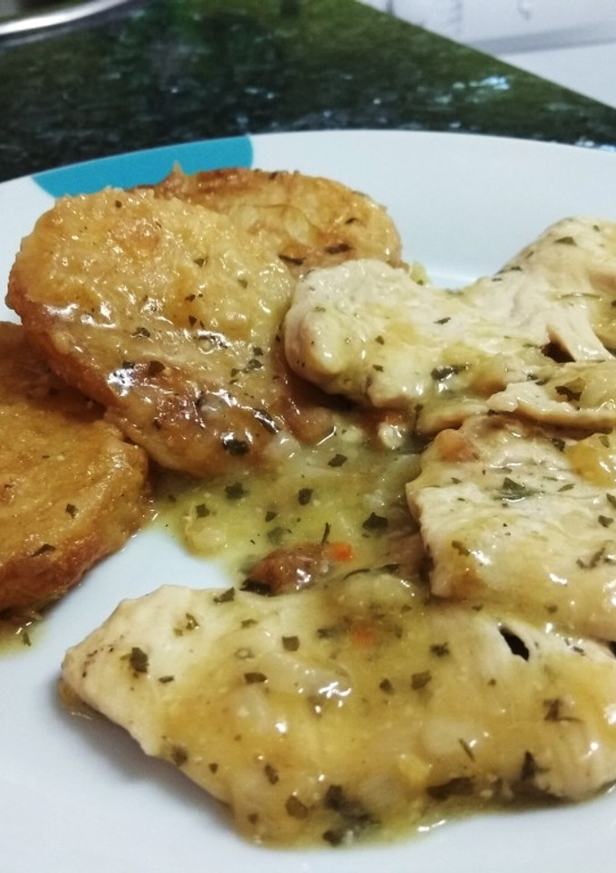 Una foto de Patatas a la importancia con pechugas de pollo