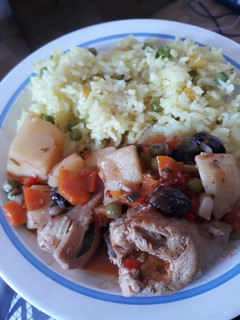 Una foto de Estofado de pollo peruano