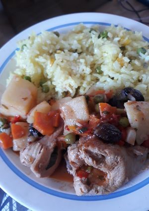 Una foto de Estofado de pollo peruano