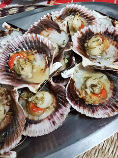 Una foto de Zamburiñas al horno con aceite de ajo y perejil