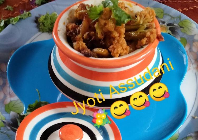 Steps to Prepare Favorite Cauliflower with Potato sabji(Gobhi ki sabji) 😋😋💐