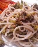Espaguetis🍝 con salsa de ajo🌰, mantequilla y brócoli🥦
