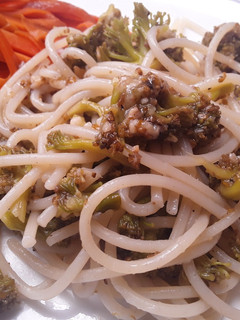 Una foto de Espaguetis🍝 con salsa de ajo🌰, mantequilla y brócoli🥦