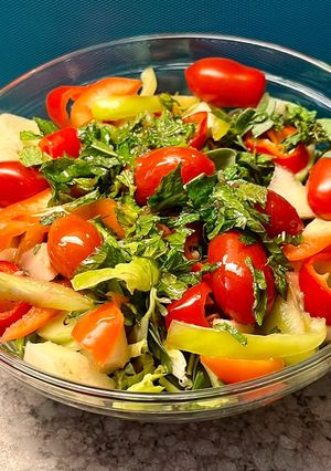 Φωτογραφία της συνταγής Σαλάτα 🥗 με μαρούλι, γλιστρίδα, πιπεριές, ντοματίνια κ.α