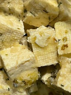 Una foto de Tofu feta con hierbas