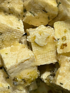 Una foto de Tofu feta con hierbas