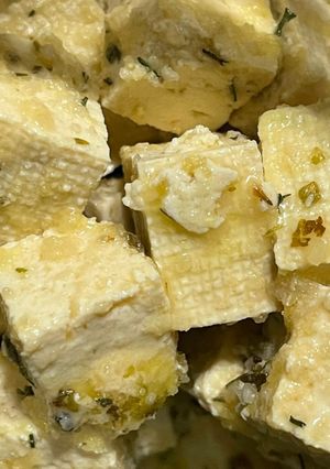 Una foto de Tofu feta con hierbas