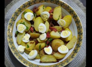 Una foto de Ensalada de papines y huevos de codorniz