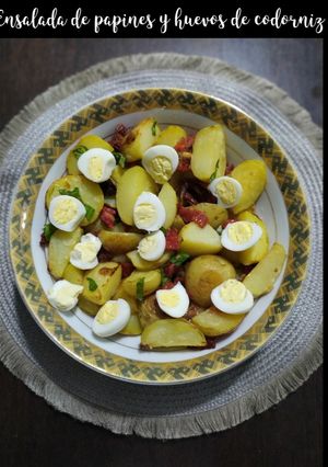 Una foto de Ensalada de papines y huevos de codorniz