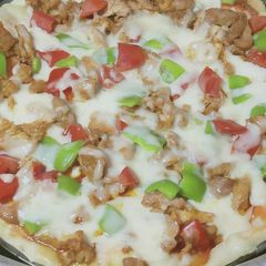 A picture of Chicken 🐔 Tikka pizza without oven no egg and no olives.