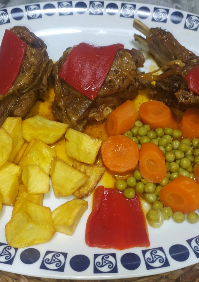 Una foto de Cordero recental asado en cazuela