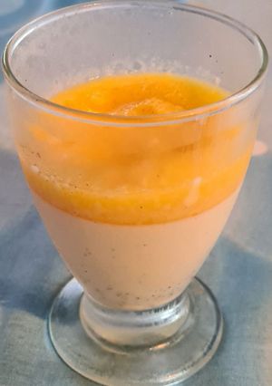 Une photo de Panna cotta exotique