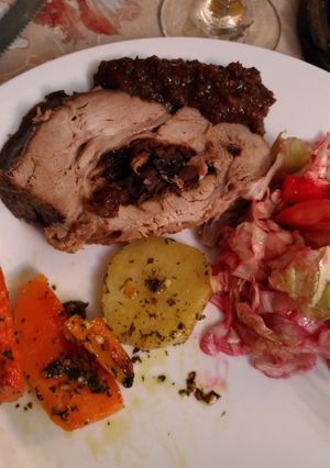 Una foto de Bondiola de cerdo rellena con ciruelas