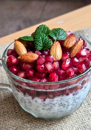 Una foto de Chía pudding de yogur casero con granada, almendras, mantequilla de avellanas y menta fresca 🌱