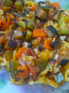 Una foto de Tallarines con verduras salteadas