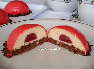 Foto di Semisfere con mousse al mascarpone e gelèe di fragole