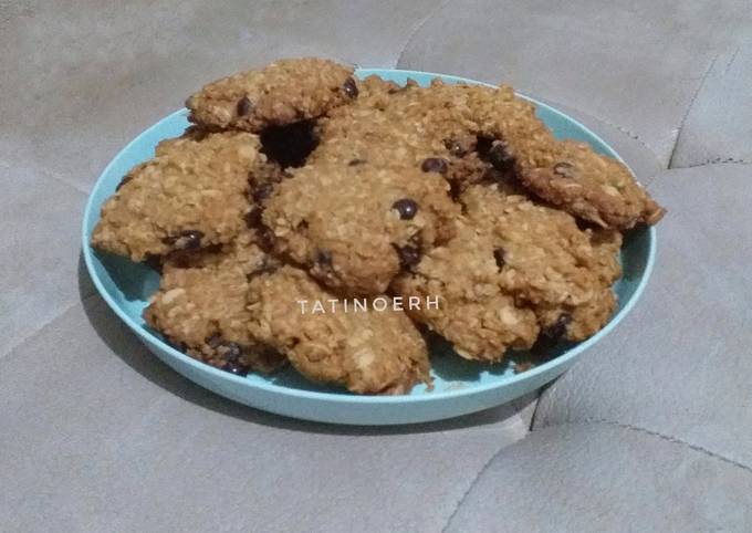 Chrunchy Oatmeal Raisin Cookies