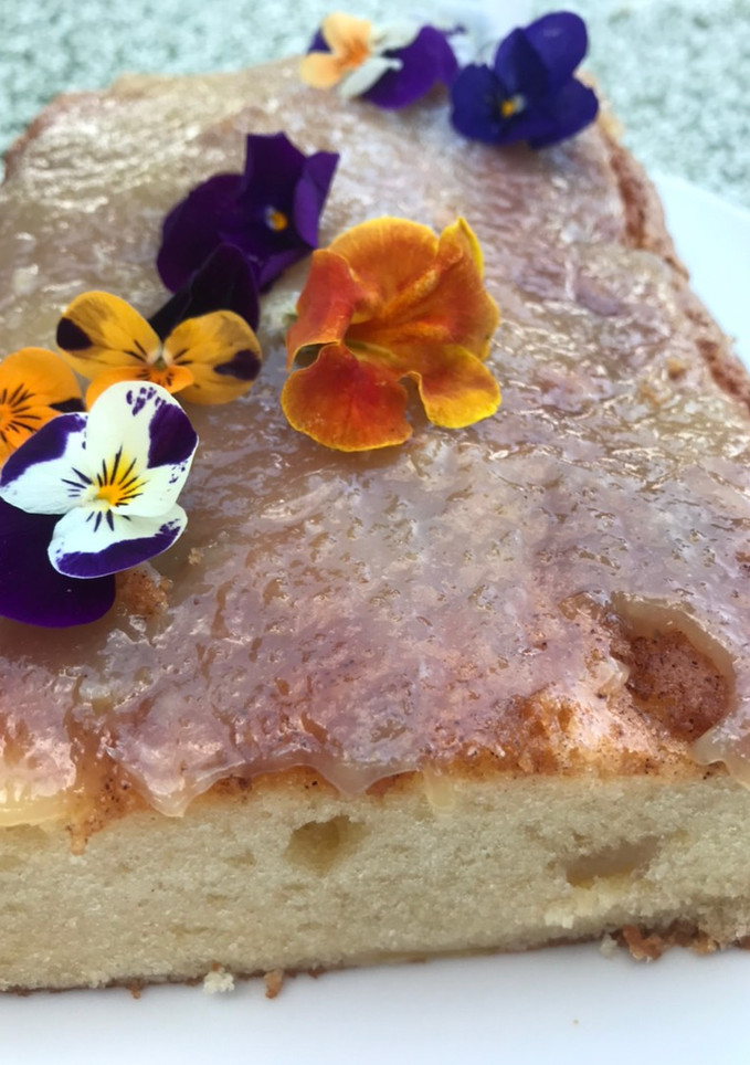Una foto de Coca primavera. Con frutas confitadas,lemon curd y flores