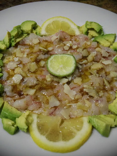Una foto de Carpaccio de camarones con aguacate y grana padano