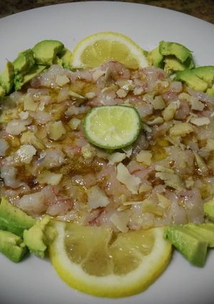 Foto principal de Carpaccio de camarones con aguacate y grana padano