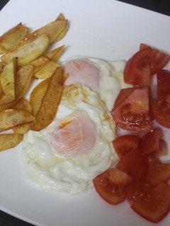 Una foto de Huevos fritos con patatas