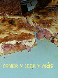 Una foto de Quiche de beicon ahumado, jamón cocido y queso cheddar