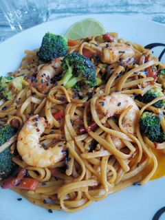 Una foto de Noodles con langostinos y verduras