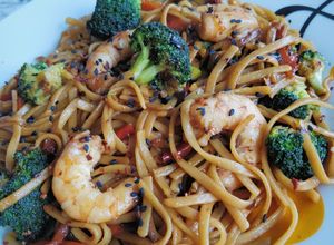 Foto principal de Noodles con langostinos y verduras