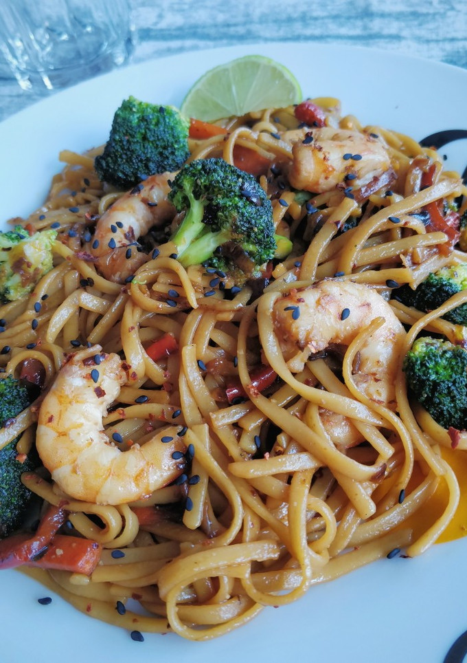 Una foto de Noodles con langostinos y verduras