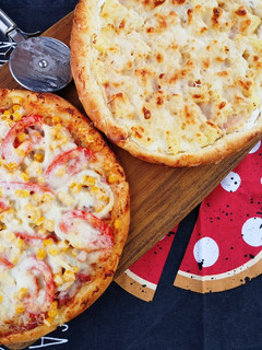 Ananászos-sonkás és baconos-zöldséges pizza recept fotója