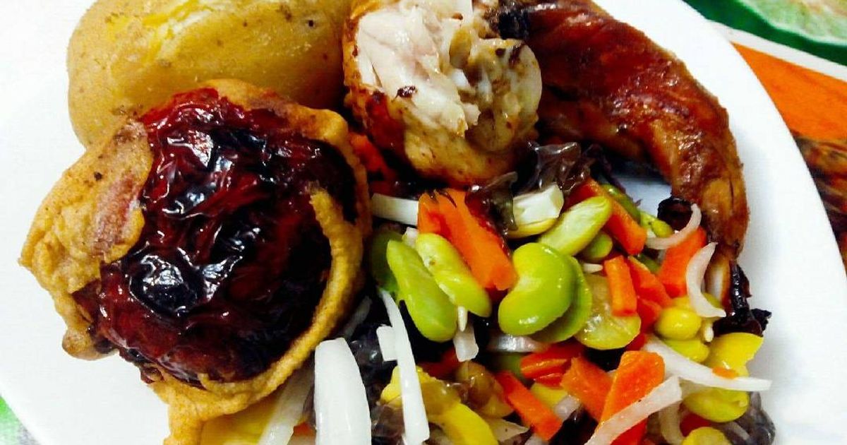 Pollo Y Conejo Al Horno Acompañado Con Rocoto Relleno Y Soltero De ...