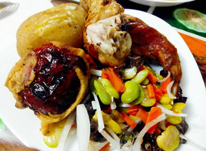 Una foto de Pollo y conejo al horno acompañado con rocoto relleno y soltero de habas