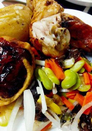 Una foto de Pollo y conejo al horno acompañado con rocoto relleno y soltero de habas