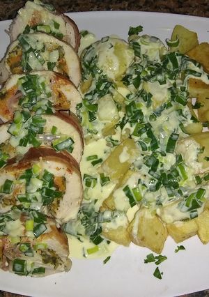 Una foto de Pamplona de pollo al verdeo con papas al horno 💣👍🏼