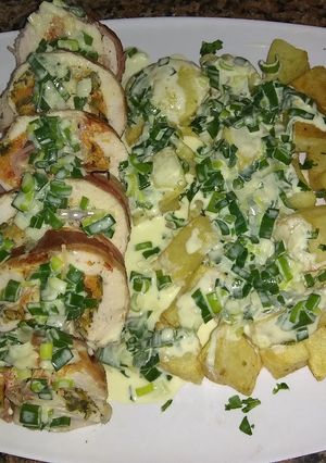 Una foto de Pamplona de pollo al verdeo con papas al horno 💣👍🏼