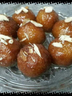 A picture of Bread Ke Gulab jaman.