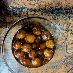 A picture of Gulab jamun.