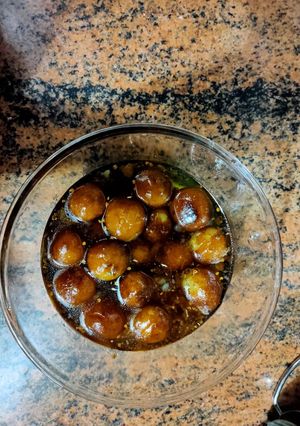 A picture of Gulab jamun.