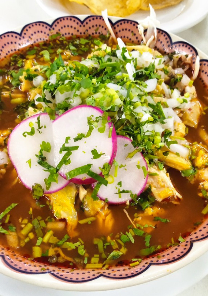 Una foto de Pozole Rojo de Cerdo 🍲🐷