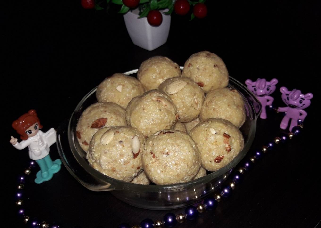 Sesame and mawa laddu