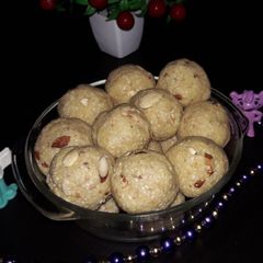 A picture of Sesame and mawa laddu.